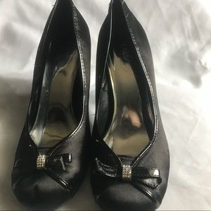 Deb size 11. Cloth heels